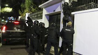 الشرطة الإكوادورية تقتحم السفارة المكسيكية