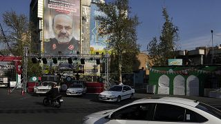صورة عملاقة للعميد في الحرس الثوري الإيراني محمد رضا زاهدي الذي اغتالته إسرائيل في دمشق مرفوعة في أحد شوارع طهران