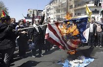 Felhergelt tüntetők amerikai és izraeli zászlókat égetnek Teheránban