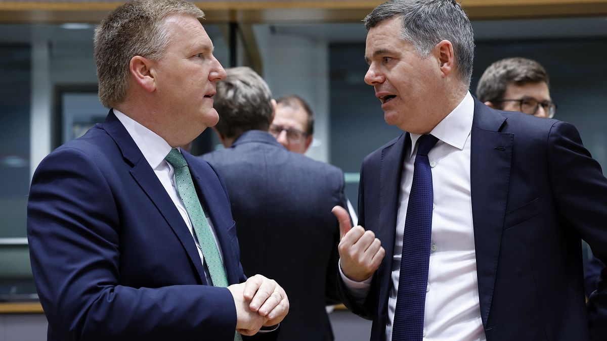 رئيس مجموعة اليورو باسشال دونوهو، على اليمين، مع وزير المالية الأيرلندي مايكل ماغراث 