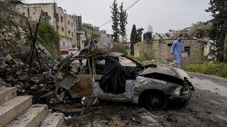  سيارة دمرت في غارة للجيش الإسرائيلي في مخيم جنين للاجئين بالضفة الغربية يوم الأربعاء 27 مارس 2024.