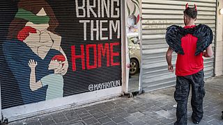 Hamas'ın rehin aldığı İsraillilerin geri getirilmesi için hazırlanmış bir duvar afişi