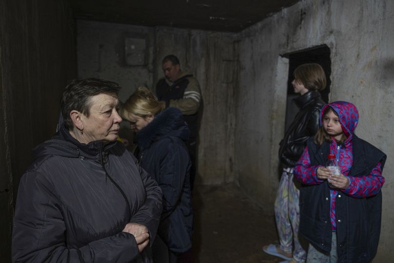 Kateryna Volodymyrivna, de 68 años en un sótano durante el ataque nocturno