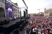 Magyar Péter beszél a teljesen megtelt Kossuth téren