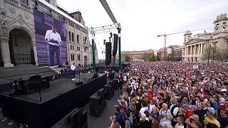 Magyar Péter beszél a teljesen megtelt Kossuth téren