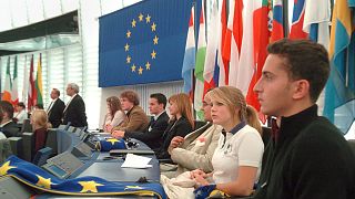 دانش‌آموزان از کشورهای مختلف اروپایی در صحن پارلمان اروپا در استراسبورگ فرانسه به سال ۲۰۰۵