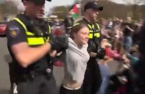 Rendőrök viszik el Greta Thunberget