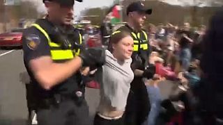 Rendőrök viszik el Greta Thunberget
