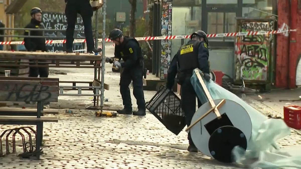A Copenhague, des policiers ont participé samedi à l'opération de nettoyage de la tristement célèbre Pusher Street.