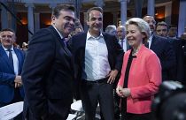Margarítisz Szkínász uniós biztos, Kiriakosz Micotakisz görög kormányfő és Ursula von der Leyen