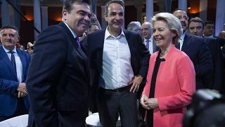 Margarítisz Szkínász uniós biztos, Kiriakosz Micotakisz görög kormányfő és Ursula von der Leyen