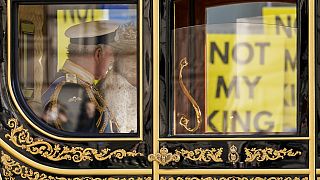 A tavaly novemberi parlamenti ülésszak ünnepélyes nyitányára igyekvő Károly királyt "Not My King" - feliratokkal várták a Republic aktivistái 