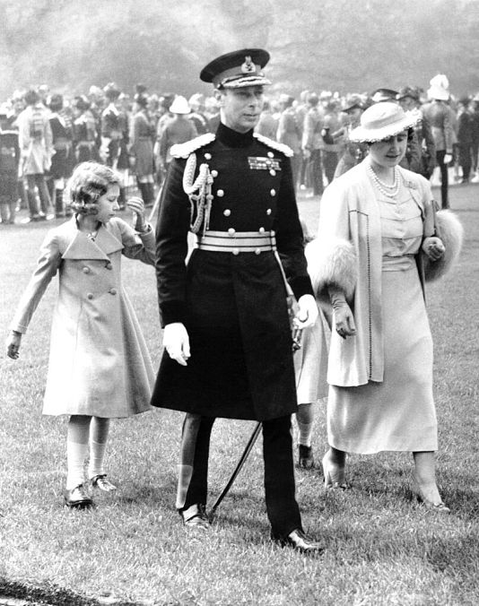 Erzsébet hercegnő 1937-ben édesapjával, VI. Györggyel és édesanyjával, Erzsébet királynéval