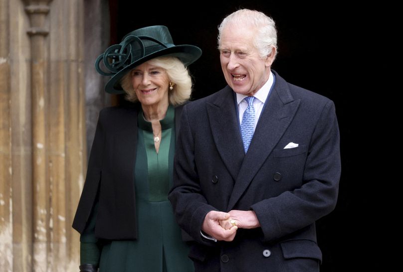 Károly király húsvétvasárnap reggelén mosolyogva hagyja el a templomot feleségével, Kamilla királynéval