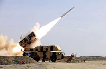 في هذه الصورة التي نشرها الموقع الرسمي للجيش الإيراني يوم الجمعة 19 يناير 2024، يتم إطلاق صاروخ خلال مناورة عسكرية في جنوب إيران