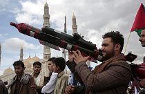 Un partidario hutí sostiene un misil simulado durante una protesta en Saná, Yemen, el 5 de abril de 2024.