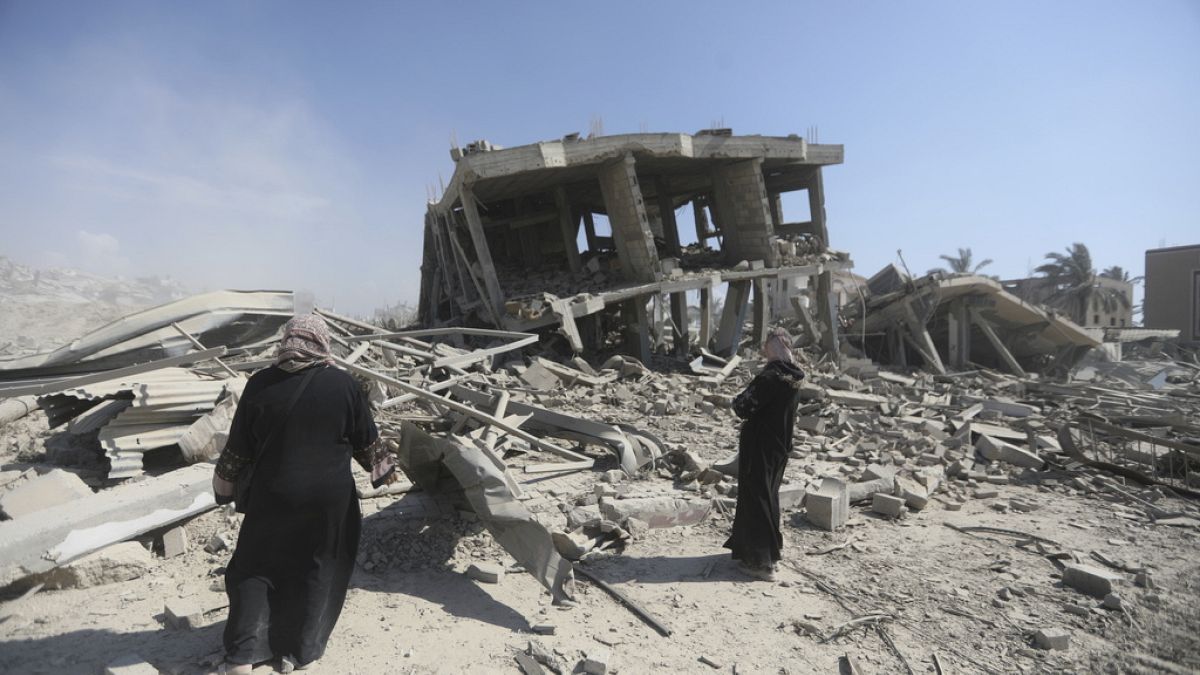 Palestinas inspeccionan la destrucción dejada por la ofensiva aérea y terrestre israelí después de la retirada de tropas de Jan Yunis, en el sur de la Franja de Gaza