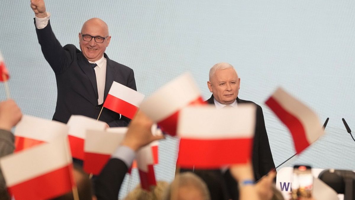 Лидер консервативной партии "Закон и справедливость" Ярослав Качиньский (справа) присоединяется к сторонникам во время местных выборов в Польше, 7 апреля 2024.