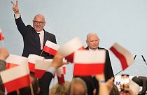 Ο αρχηγός του Συντηρητικού Κόμματος Νόμος και Δικαιοσύνη, Jaroslaw Kaczynski με τους υποστηρικτές κατά τις τοπικές και περιφερειακές εκλογές της Πολωνίας στη 