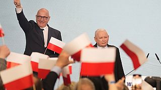 Лидер консервативной партии "Закон и справедливость" Ярослав Качиньский (справа) присоединяется к сторонникам во время местных выборов в Польше, 7 апреля 2024.