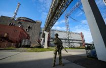 Militar à entrada da central nuclear de Zaporíjia na Ucrânia