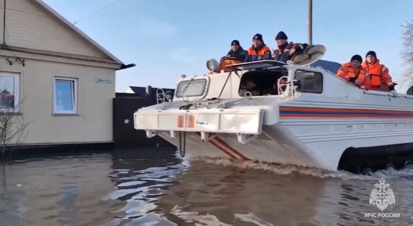 Eργαζόμενοι έκτακτης ανάγκης σε ένα αμφίβιο όχημα προσπαθούν να απομακρύνουν τους κατοίκους της περιοχής μετά από έκρηξη τμήματος φράγματος που προκάλεσε πλημμύρα, στο Orsk