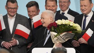 Лидер партии "Право и справедливость" Ярослав Качиньский принимает поздравления, 7 апреля 2024.