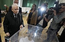 Jaroslaw Kaczynski, der Vorsitzende der oppositionellen konservativen PiS, stimmt am Sonntag, dem 7. April 2024, bei den polnischen Kommunalwahlen in Warschau ab.