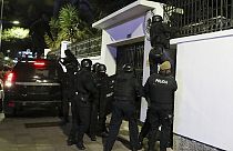 La policía irrumpe en la embajada de México en Quito, Ecuador, el viernes 5 de abril de 2024.