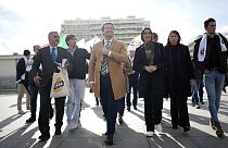 Andre Ventura, centro, líder de Chega y la parlamentaria Rita Matias, centro derecha, hacen campaña en la calle de Almada, al sur de Lisboa, el 23 de febrero de 2024.