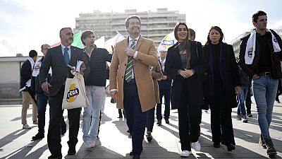 Andre Ventura, centro, líder de Chega y la parlamentaria Rita Matias, centro derecha, hacen campaña en la calle de Almada, al sur de Lisboa, el 23 de febrero de 2024.