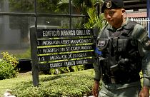 Panamai rendőr a Mossack Fonseca irodaháza előtt Panamavárosban a botrány kirobbanása után