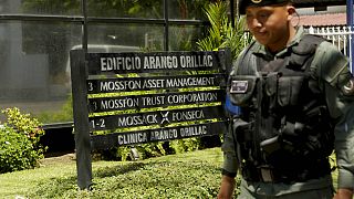 Panamai rendőr a Mossack Fonseca irodaháza előtt Panamavárosban a botrány kirobbanása után