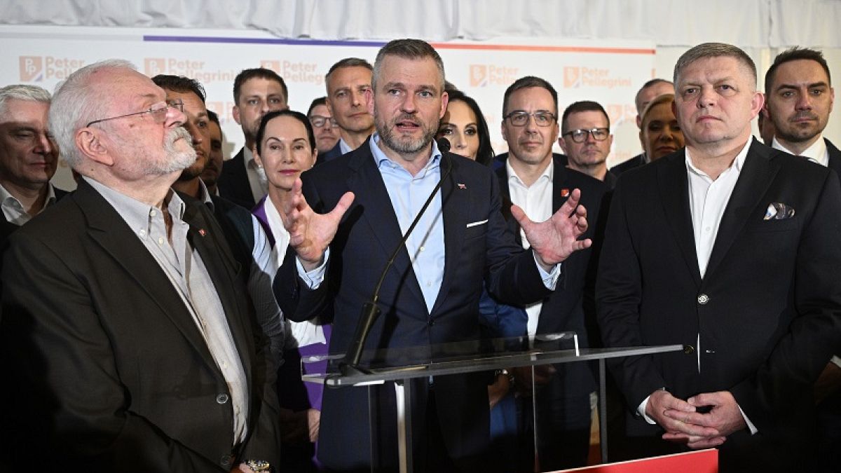 Pellegrini, en el centro, se dirige a sus seguidores después de la segunda vuelta presidencial en Bratislava, Eslovaquia, la madrugada del domingo 7 de abril de 2024