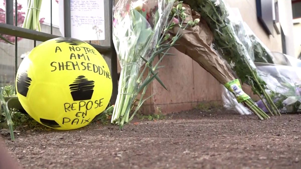 Импровизированный мемориал на месте нападения на 15-летнего школьника в пригороде Парижа
