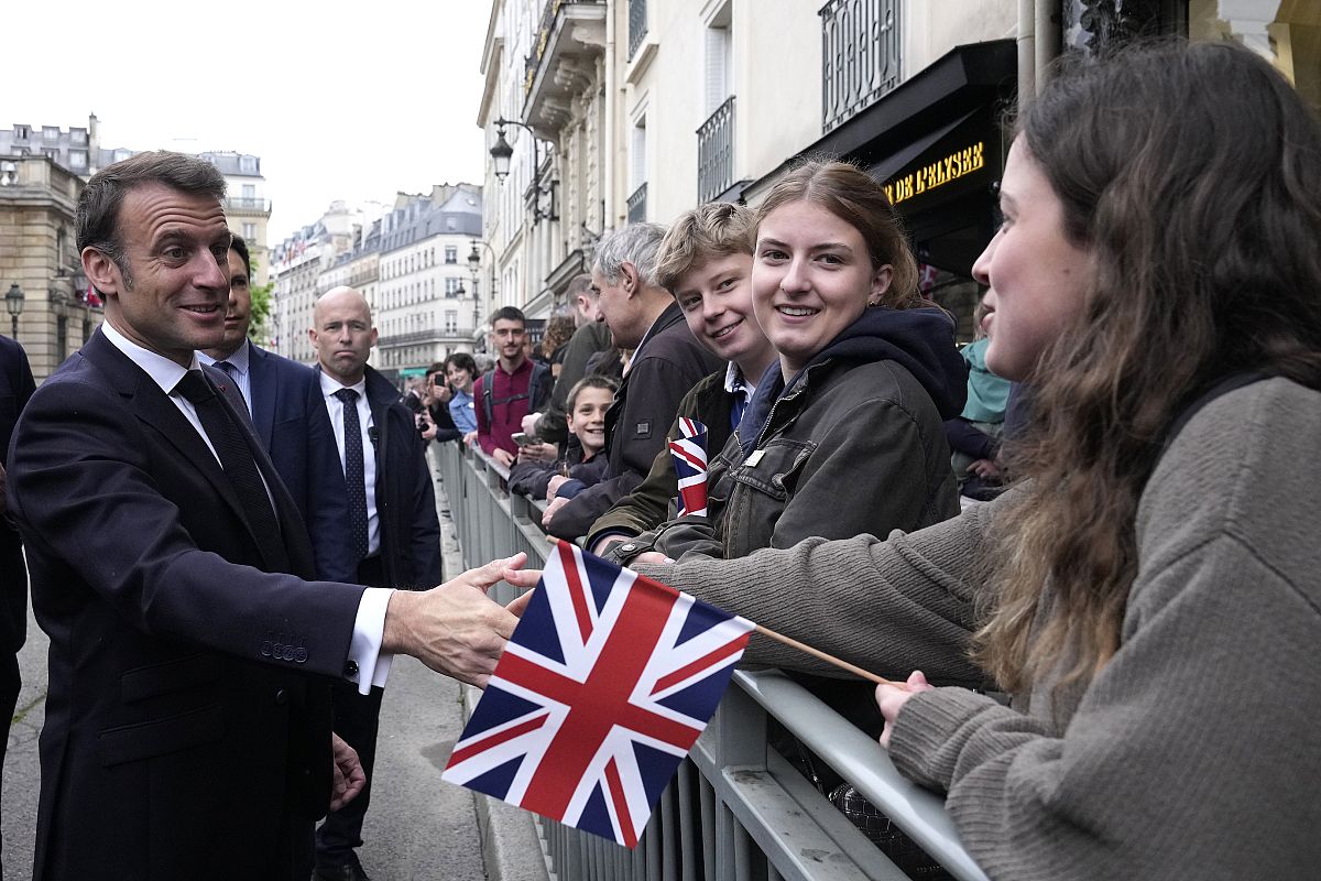 Changing of the Guards: British and French troops trade places to mark ...