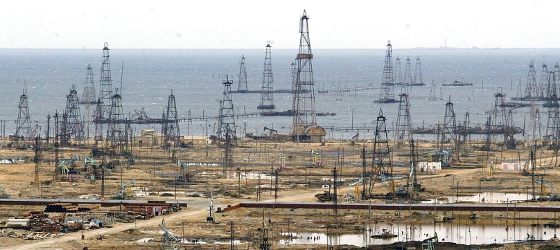 آلودگی حاصل از استخراج نفت و گاز دریای خزر در ساحل آذربایجان، انتقاد سازمان‌های محیط زیستی را به دنبال داشته است