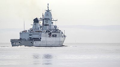 La fregata “Hessen” lascia il porto di Wilhelmshaven, in Germania, giovedì 8 febbraio 2024, per recarsi nel Mar Rosso