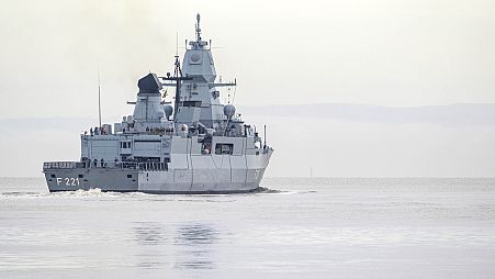La fregata “Hessen” lascia il porto di Wilhelmshaven, in Germania, giovedì 8 febbraio 2024, per recarsi nel Mar Rosso