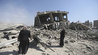 Los palestinos inspeccionan la destrucción después de que se retiraron de Jan Yunis, en el sur de la Franja de Gaza, el 7 de abril de 2024.