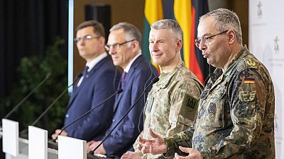 O chefe do exército alemão acompanhado do Chefe das Forças Armadas da Lituânia e do Ministro da Defesa da Lituânia
