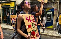 Студенческие протесты 21 марта в Лиссабоне. В руках демонстрантов символ революции - гвоздики.