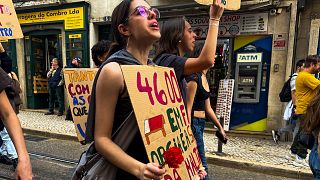  Des jeunes manifestent lors d'une marche contre la précarité étudiante le 21 mars à Lisbonne. Ils tiennent des œillets, le symbole de la révolution.