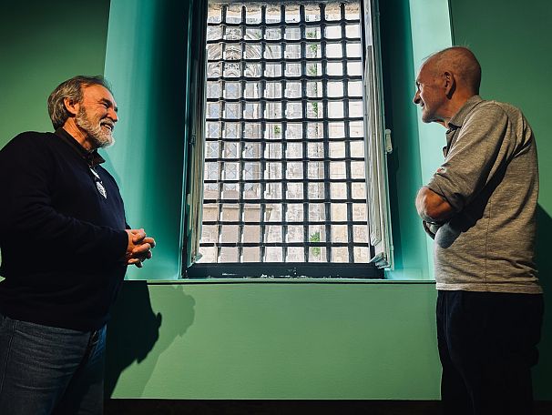 Arnaldo Silva y José Martins miran por la ventana del Museo del Aljube, antigua prisión y ahora museo de la resistencia.
