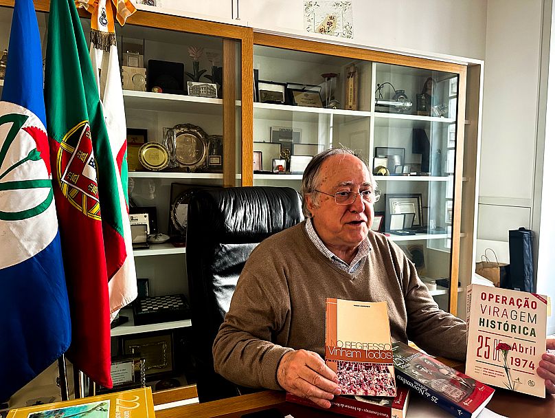 Na sede da Associação 25 de Abril, Vasco Lourenço mostra-nos os livros para os quais contribuiu
