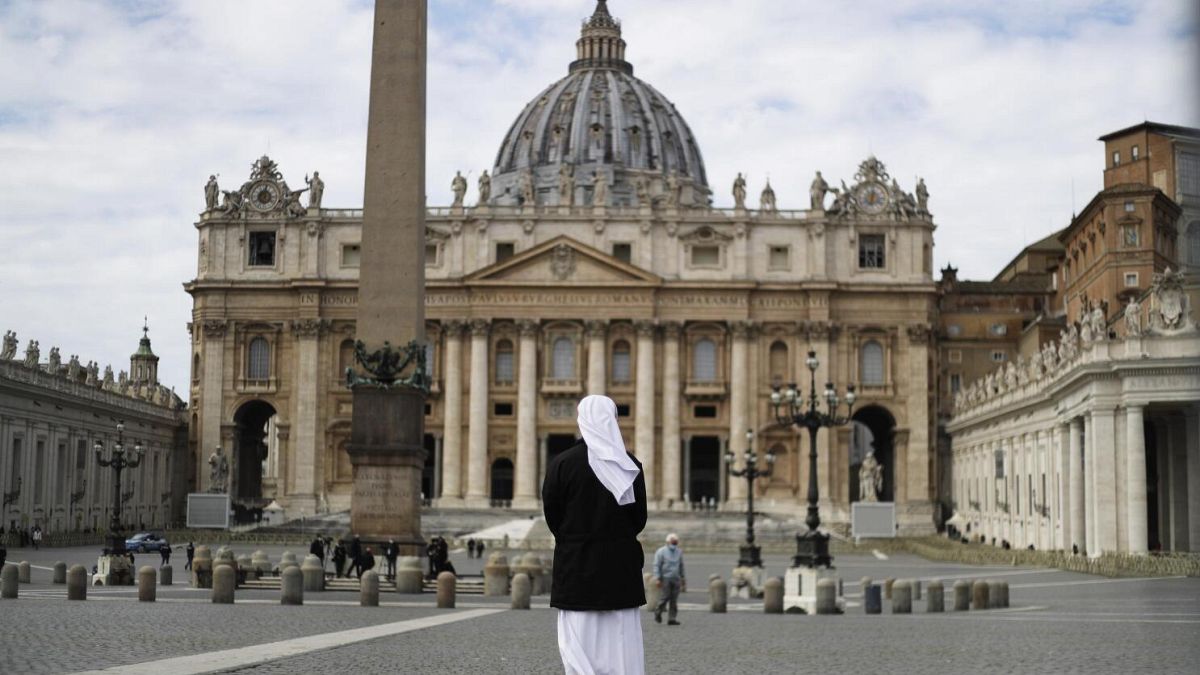 Vaticano condena cirurgia de mudança de sexo e barriga de aluguer 