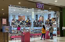 Malezyalı ayakkabı şirketi Vern's Holdings'in bir alışveriş merkezindeki mağazası