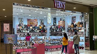 Malezyalı ayakkabı şirketi Vern's Holdings'in bir alışveriş merkezindeki mağazası