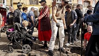 Os cidadãos da aldeia livre Christiania desenterram em conjunto as pedras da rua Pusher, em Copenhaga, Dinamarca, no sábado, 6 de abril de 2024. 