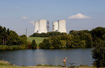 Un uomo pesca con la torre della centrale nucleare di Dukovany in Repubblica Ceca (27 settembre 2011) 